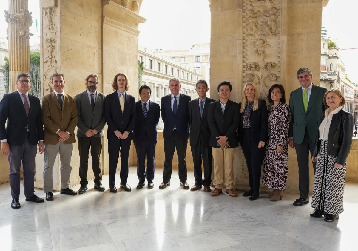 Sanz avec la délégation japonaise et membres du gouvernement municipal