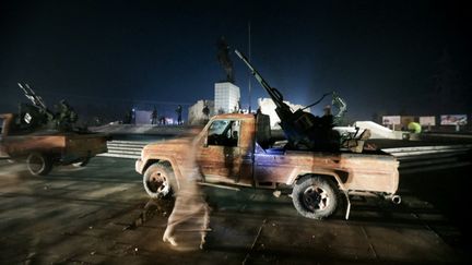 Des combattants jihadistes à Alep (Syrie), dans la nuit du 29 au 30 novembre 2024. (BAKR AL KASSEM / AFP)