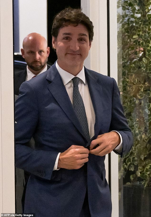 Justin Trudeau lors du dîner avec d'autres responsables