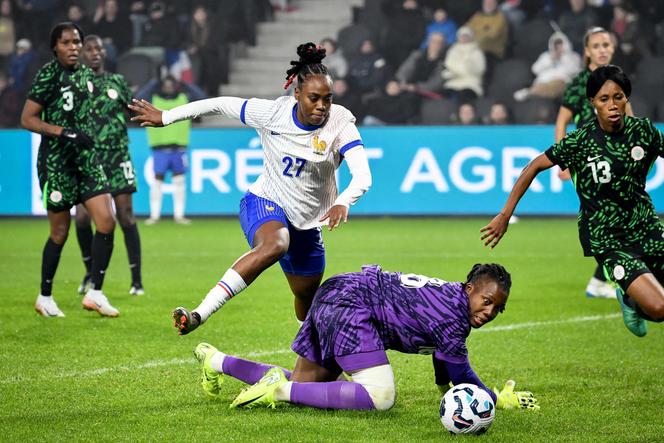 L’attaquante française Melvine Malard saute au-dessus de la gardienne nigériane Chiamaka Nnadozie.