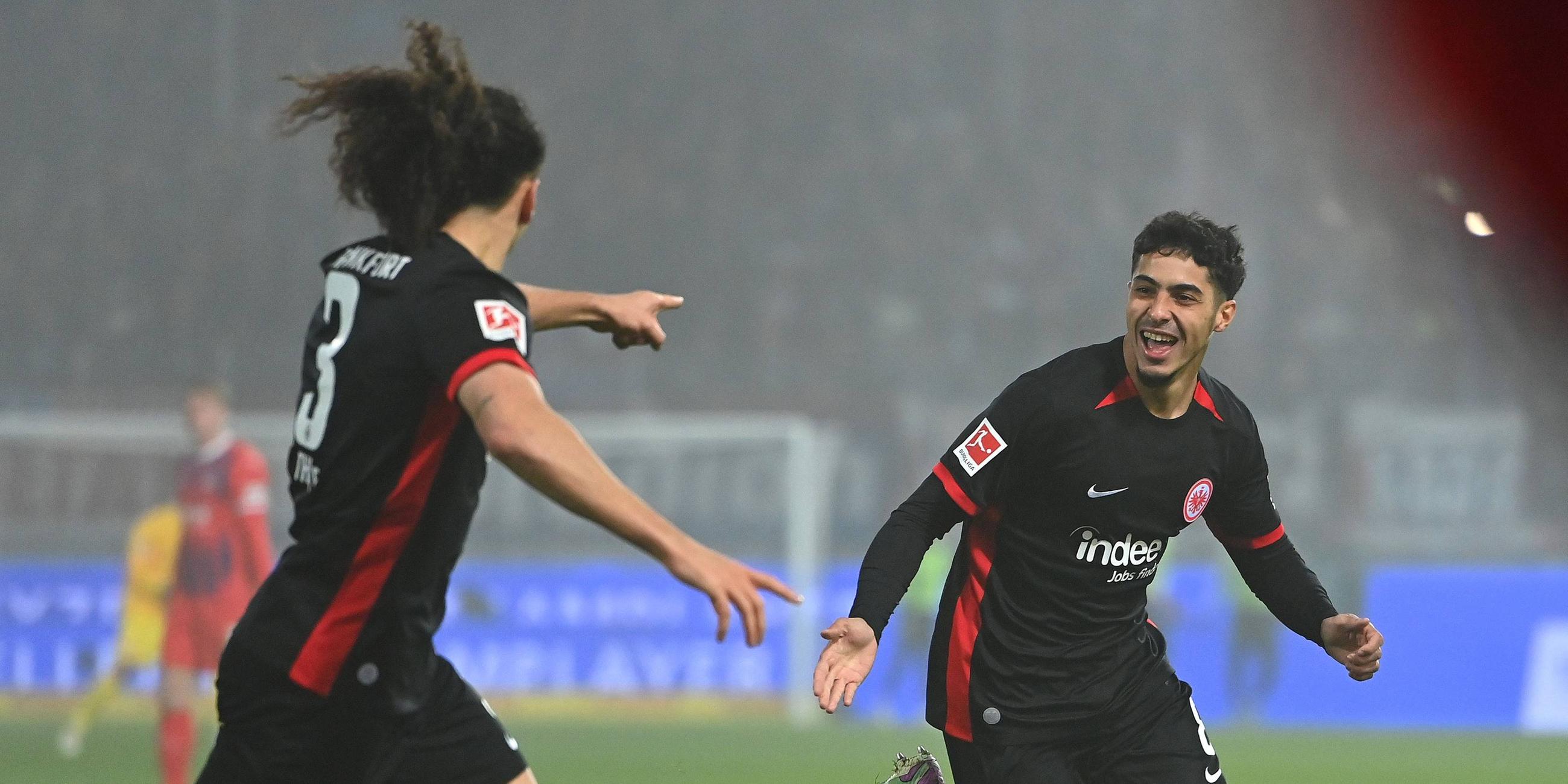 Frankfurts Fares Chaibi jubelt nach seinem Tor zum 2:0 gegen den 1. FC Heidenheim.